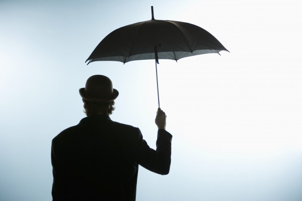 osoba trzymajaca parasol