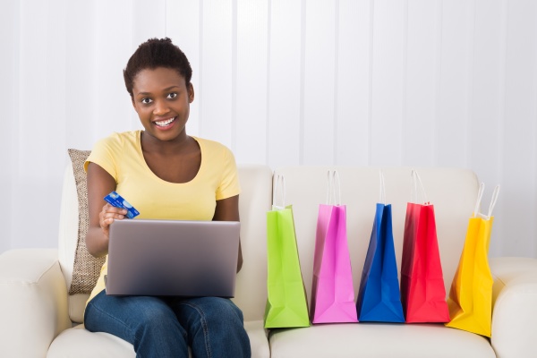 szczesliwa kobieta zakupy online za pomoca