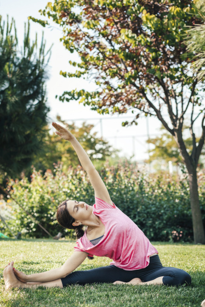 mloda kobieta robi joga w parku