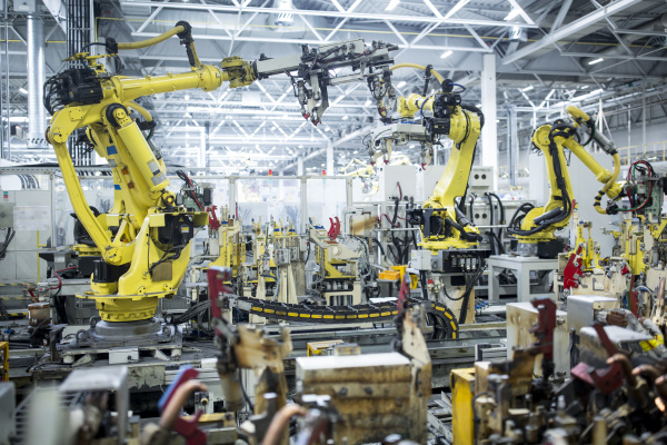 roboty przemyslowe w fabryce samochodow