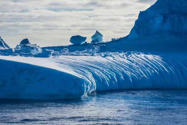 gora lodowa unoszaca sie w archipelagu
