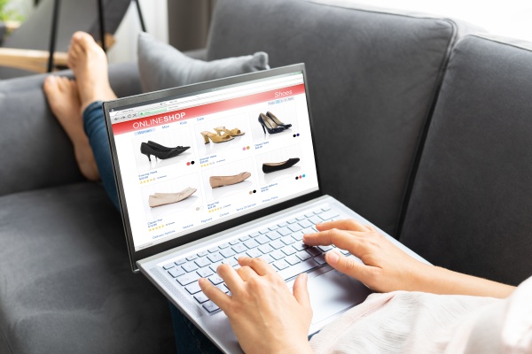 kobieta zakupy e commerce online za