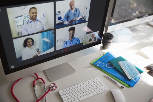 wideokonferencje lekarzy i pielegniarek na ekranie