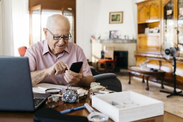 starszy, mężczyzna, korzystający, ze, smartfona, podczas - 29119645