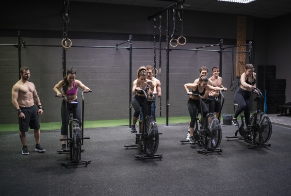 kobiety cwiczace na rowerze fitness z