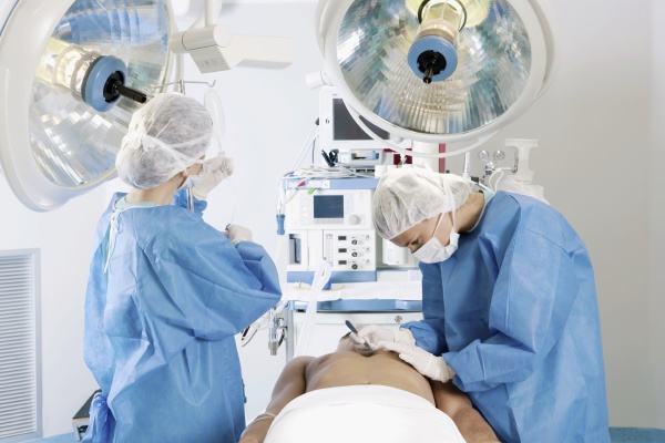 chirurdzy kobiet wykonujacy operacje