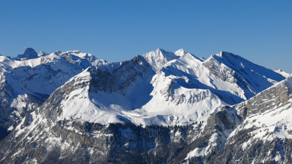 wysokie gory w srodkowej szwajcarii widok