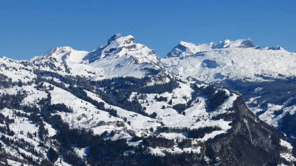 zimowy krajobraz w srodkowej szwajcarii widok