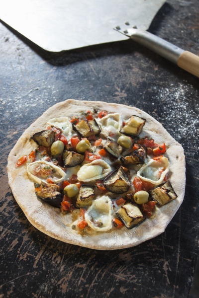 pizza z baklazana z grzybami oliwkami
