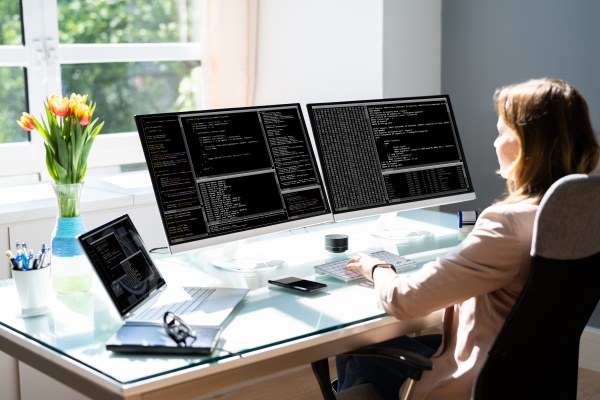 programista kobieta kodowanie na komputerze