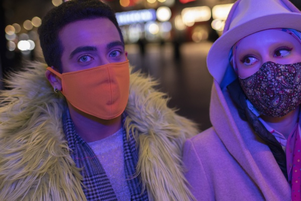 portret stylowej mlodej pary w maskach