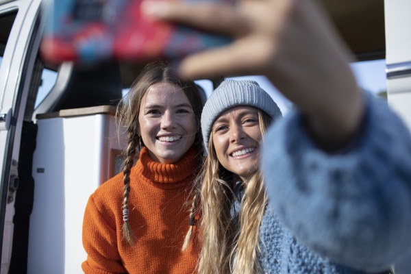 szczesliwe mlode kobiety przyjaciele biorac selfie